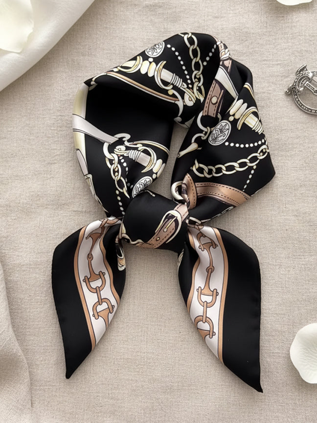 Carré de Satin Satiné Vintage – Motif Équestre & Chaînes Or (70x70 cm)